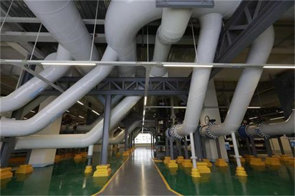 简述闭式冷却塔损失冷却水量和温度的调节方式。(冷