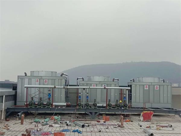 根据什么计算闭式冷却塔的补水量？(北京闭式冷却塔补